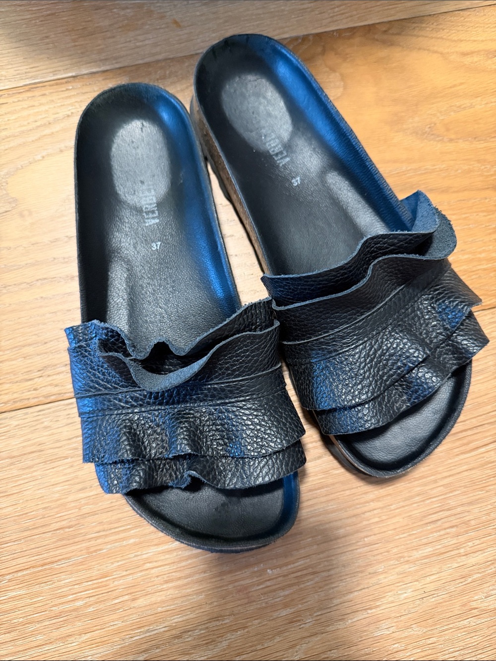 Verbenas Black Leather Ruffle Slide Sandals - Women